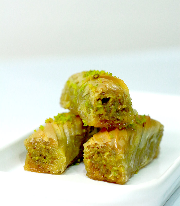 Baklava - İnce yufka katmanları arasında ceviz ve fıstık ile hazırlanmış geleneksel Türk tatlısı