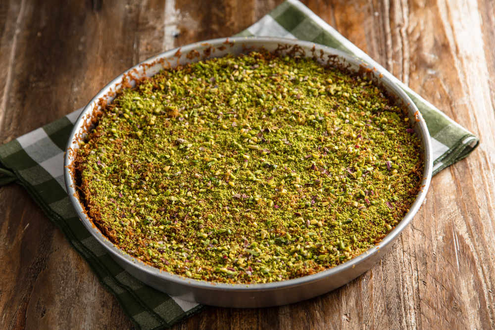 Künefe - Taze tel kadayıf, peynir ve şerbet ile hazırlanmış sıcak Türk tatlısı