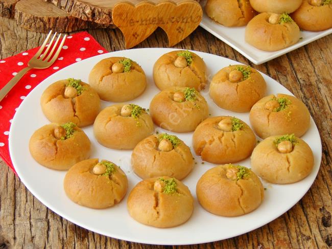 Şekerpare - Un, şeker ve tereyağı ile hazırlanan şerbetli Türk tatlısı